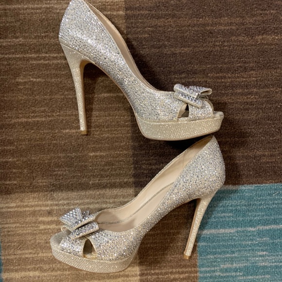 I.N.C. Vernaa Rhinestone Bow Platform Pumps - Picture 2 of 8